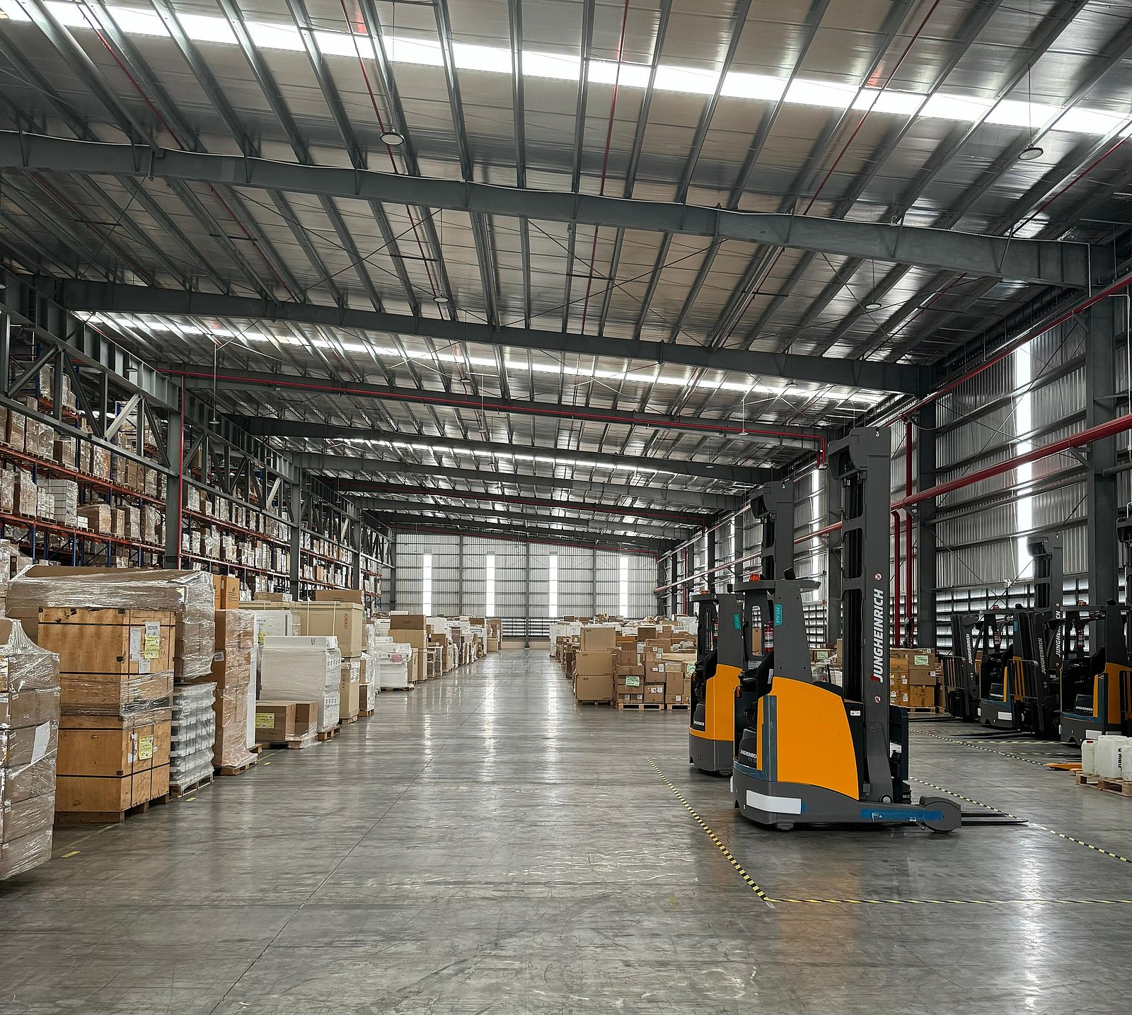 [Translate to Deutsch:] Interior of the Röhlig Thailand warehouse