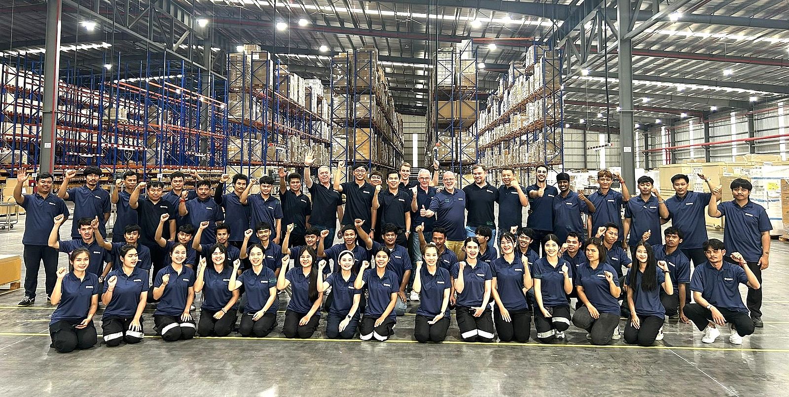 [Translate to Deutsch:] Team photo at the Röhlig Thailand warehouse